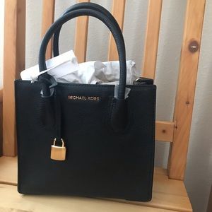 MICHAEL  KORS
Mercer Medium Leather Crossbody Bag